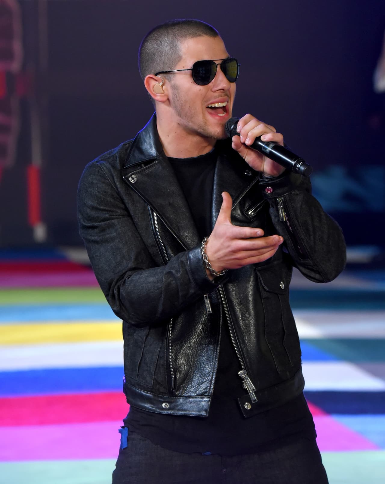 Nick Jonas presentó su tema 'Chains' en la alfombra de los premios poco antes de que estos arrancaran.