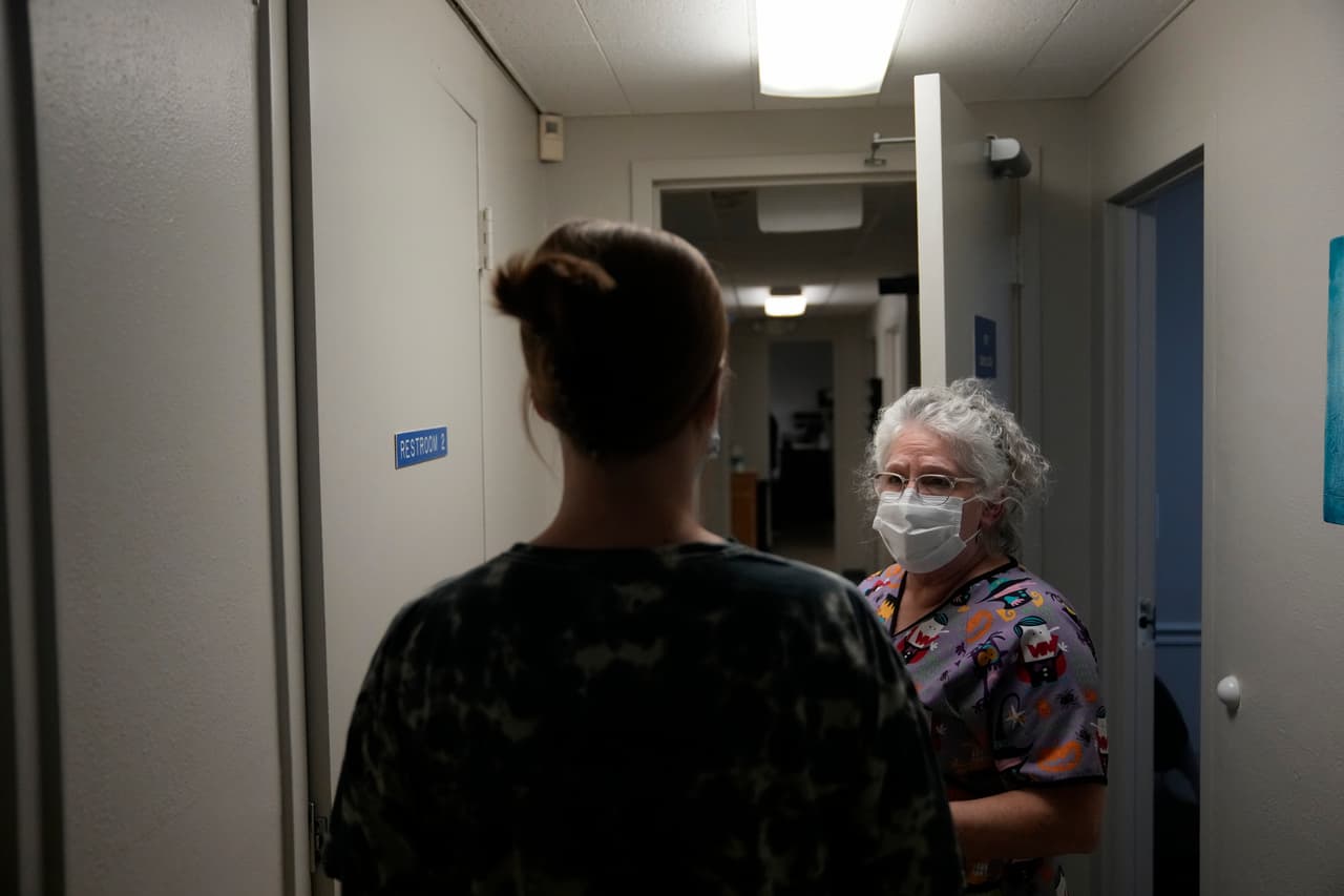 Una mujer de 25 años de Texarkana, Texas, a quien su esposo y su hijo de brazos esperaban afuera en su automóvil, es guiada por Stephannie Chaffee, trabajadora de un centro en Shreveport, Louisiana, el Hope Medical Group for Women, para que se reúna con un médico que le administren pastilla y orientación para un
<a href="https://www.univision.com/temas/abortos">aborto</a> con medicamentos. Texas ha puesto en marcha la que se considera como
<a href="https://www.univision.com/noticias/estados-unidos/corte-federal-permite-texas-siga-aplicando-ley-aborto-texas">la ley más restrictiva del país</a> en este tema.