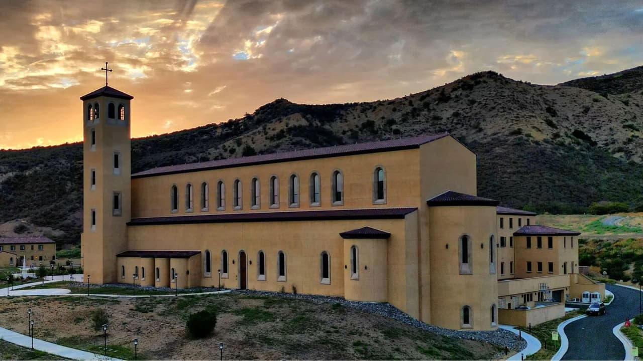 Joshua Michael Richardson, de 38 años, ha sido acusado de amenazas criminales tras amenazar la Abadía de San Miguel en California. Se autodenominaba "el Ángel de la Muerte" y fue detenido con cuchillos, chaleco antibalas y cargadores de alta capacidad un día después de un tiroteo en una escuela católica en Minneapolis.