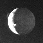 La sonda Cassini capturó esta imagen de Mimas, la luna de Saturno, a una distancia aproximada de 31 000 millas. El impresionante satélite natural destaca de manera notable por su sorprendente apariencia similar a la Estrella de la Muerte de la película "Star Wars". Esta similitud visual se debe principalmente al gigantesco impacto del cráter Herschel, el cual cuenta con un diámetro de 80 millas.