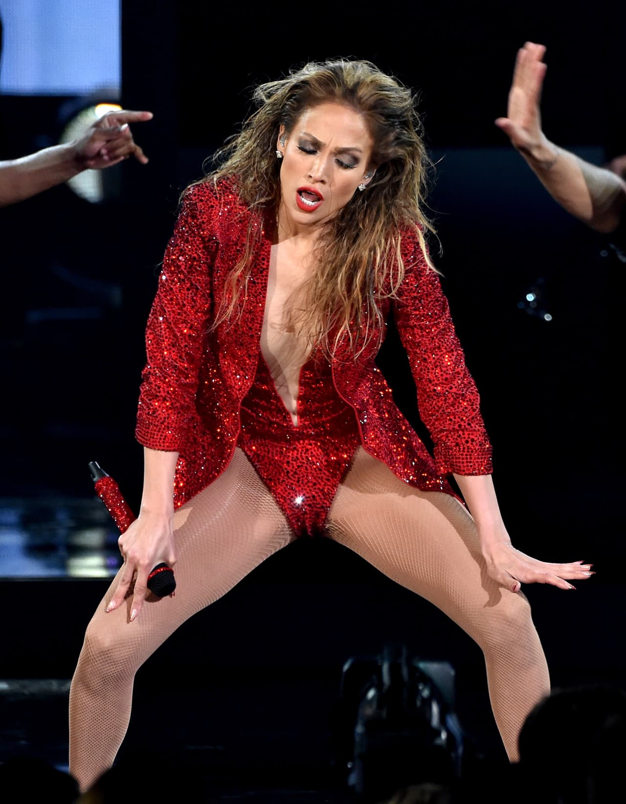 Jennifer Lopez sabe cómo calentar el escenario con esas fabulosas piernas.