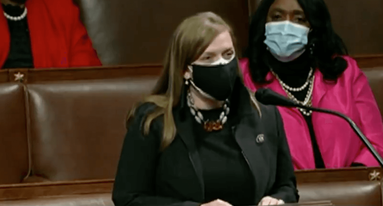 La demócrata
<b>Lizzie Fletcher</b>, representante del distrito 8 (Houston), recordó las horas de terror que vivió durante el asalto al Capitolio. "He vuelto a la Cámara, una semana después de que una turba terrorista atacara a nuestro Capitolio y a nuestro Congreso. Y he vuelto para explicar los argumentos y preguntas que han sido mencionados en este debate y lo que debemos de hacer", explicó antes de anunciar que votaría
<a href="https://twitter.com/RepFletcher/status/1349482710415384576?s=20" target="_blank">a favor del proceso de destitución en contra de Donald Trump</a>.