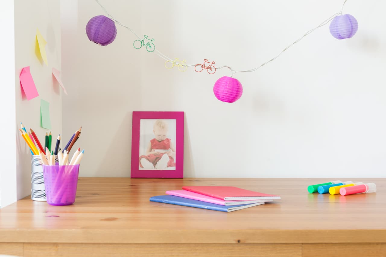 El decorar las paredes con frases, signos, letras o incluso las tablas de multiplicar, puede ser un buen recurso para los más pequeños. También puedes colocar algunas fotos o cosas que alienten a tus hijos sin sobrecargar el espacio, para que se sientan más cómodos en este espacio siempre y cuando no generen distracciones.