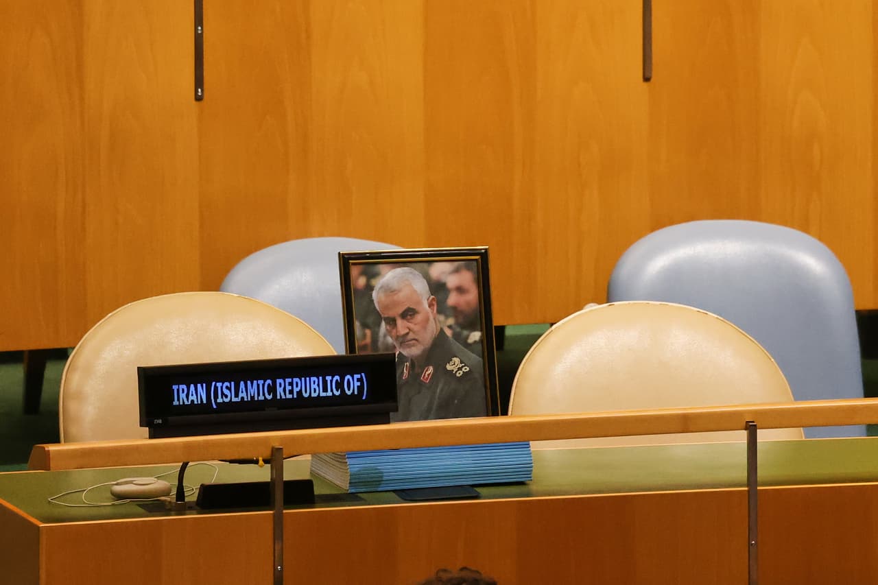 Los asientos de los delegados de Irán permanecen vacíos mientras el primer ministro israelí, Benjamin Netanyahu, interviene durante la 81.ª sesión de la Asamblea General de las Naciones Unidas en la sede de la ONU, el jueves 24 de septiembre de 2026. (Foto AP/Heather Khalifa)
