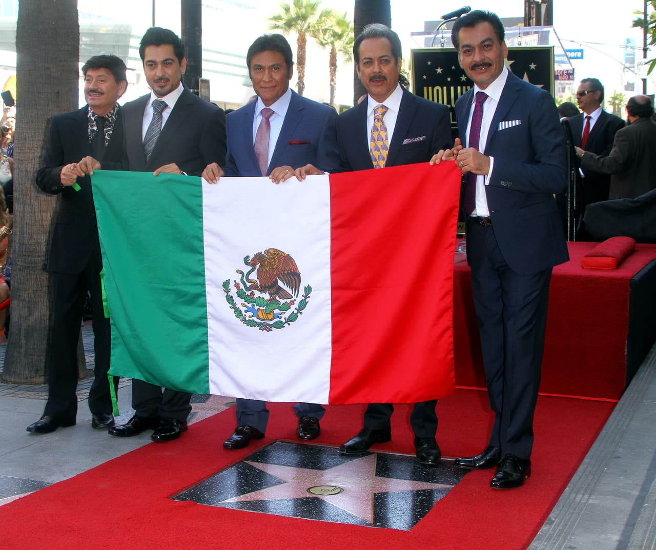 Los Tigres del Norte, recibieron su estrella en Hollywood, portando con orgullo la bandera mexicana.