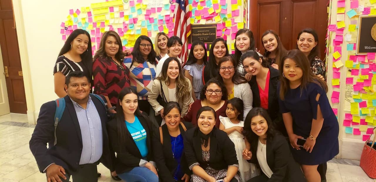 Los dreamers contaron a los congresistas sus historias. Son una generación de jóvenes viviendo entre dos culturas pero que en ocasiones no se sienten totalmente aceptados en Estados Unidos, un país que pese a diferentes iniciativas legales no les ha ofrecido una solución permanente para su estancia en el país, pero que tampoco son 100% de sus naciones de origen. Quieren que no les pase lo mismo a otros jóvenes migrantes. "Es duro que por una decisión de alguien más no tengas el cariño de tu familia, además de vivir en un país que sientes que es tuyo, pero que en realidad no es tuyo", afirma Maydellí Mendoza, una dreamer de origen mexicano.