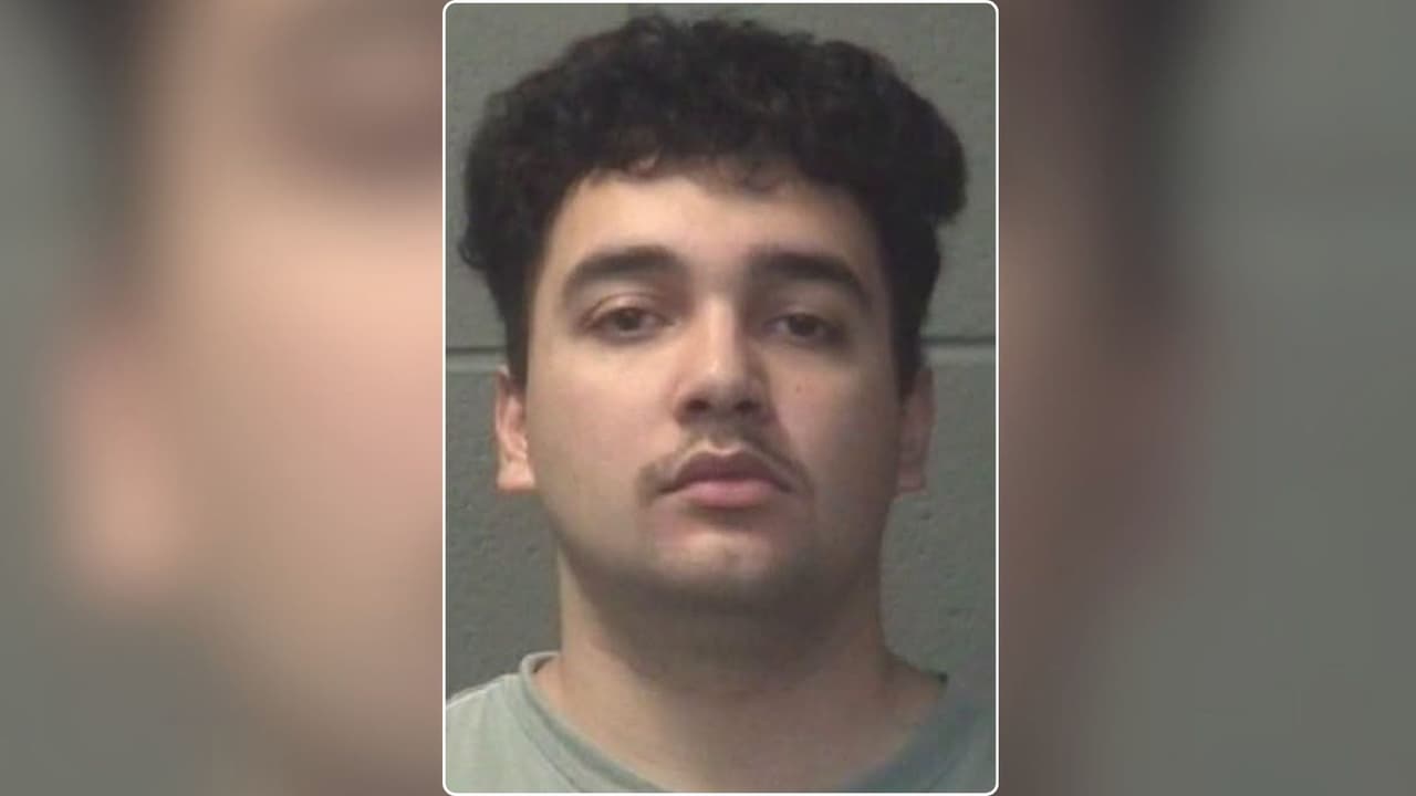 Hombre hispano de Oslow agrede a su esposa e intenta entrar al baño con un hacha