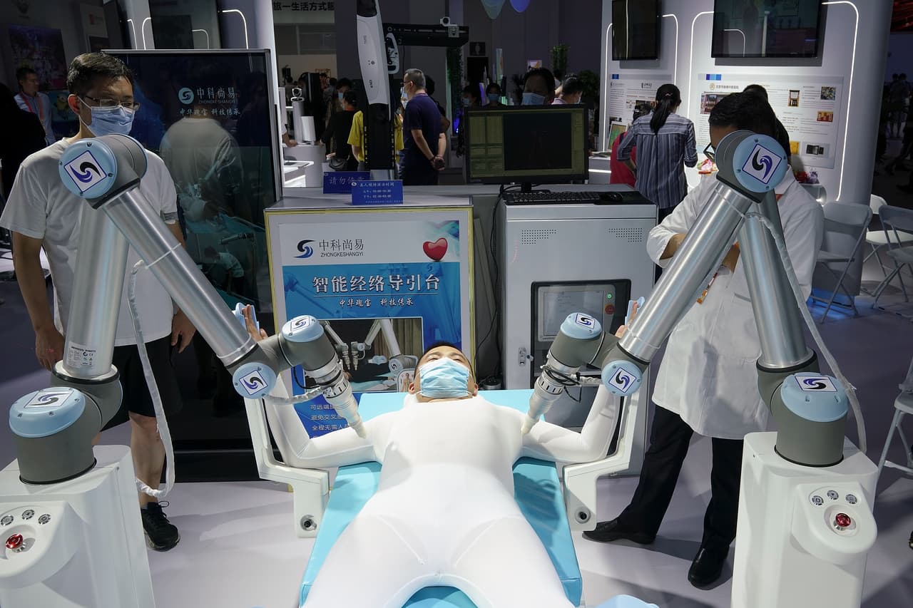 <b>Parte de la implementación de nueva inteligencia artificial tiene como propósito facilitarnos la vida o inclusive extenderla</b>
<b>todo lo que se pueda</b>, tal como opina el escritor israelí Yuval Noah Harari.
<br>
<br>Por eso, es normal que en cada muestra internacional de
<a href="https://www.univision.com/temas/avances">avances </a>tecnológicos se puedan ver muestras como esta: la de una intervención quirúrgica compleja en la que participan cuatro brazos robóticos.
<br>