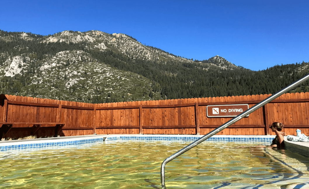 <b><a href="https://www.parks.ca.gov/pages/508/files/GroverHotSpringsSPlWebLayout2015.pdf" target="_blank">Grover Hot Springs</a> </b>ofrece una piscina de concreto a una temperatura de 103ºF. Ubicada sobre los 6 mil pies de altura al sur del Lago Tahoe,
<b>el lugar es parte del Parque Estatal Grover Hot Springs</b>, el cual ofrece un entorno montañoso, alejado del ruido urbano.
<br>Recomiendan llamar al (530) 694-2248 antes de planificar cualquier viaje, ya que durante el invierno, las condiciones de la carretera pueden cambiar.