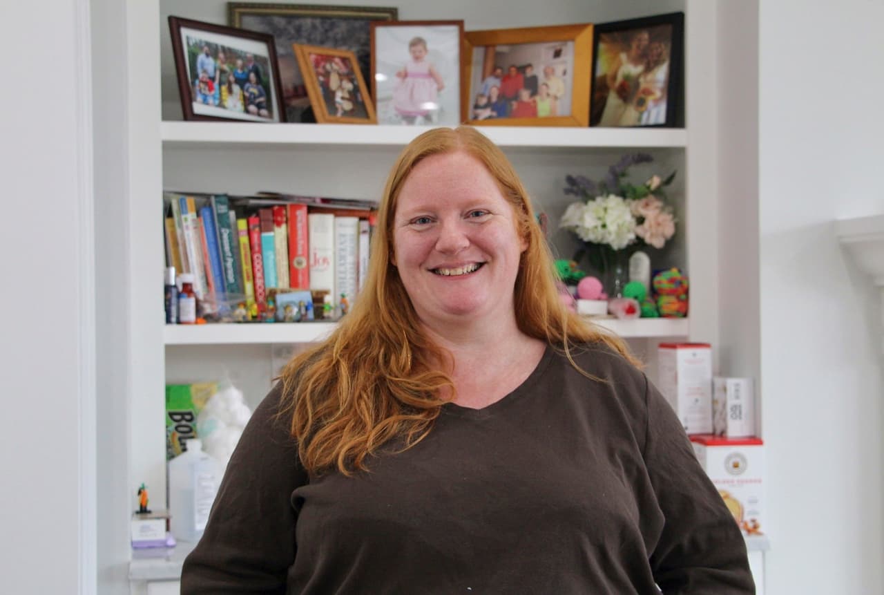 Renee Sekel, madre de un adolescente no binarie, posa para una fotografía en su hogar en Cary, Carolina del Norte.