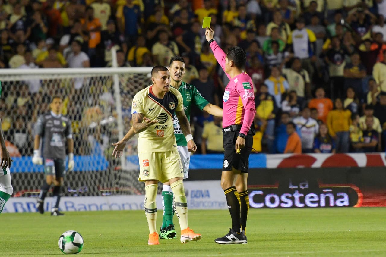 Uno de los amonestados para la causa de las Águilas fue Nicolás Castillo, apenas a los 2 minutos.