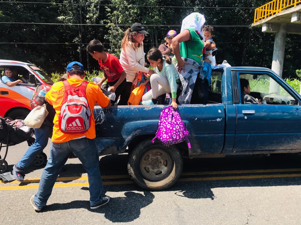 Tras más de 8 horas de caminata, muchos se abarrotan en vehículos como estos que les dan aventones para llegar más pronto a Tapachula (vía
<a href="https://twitter.com/pedroultreras">@pedroultreras</a>)