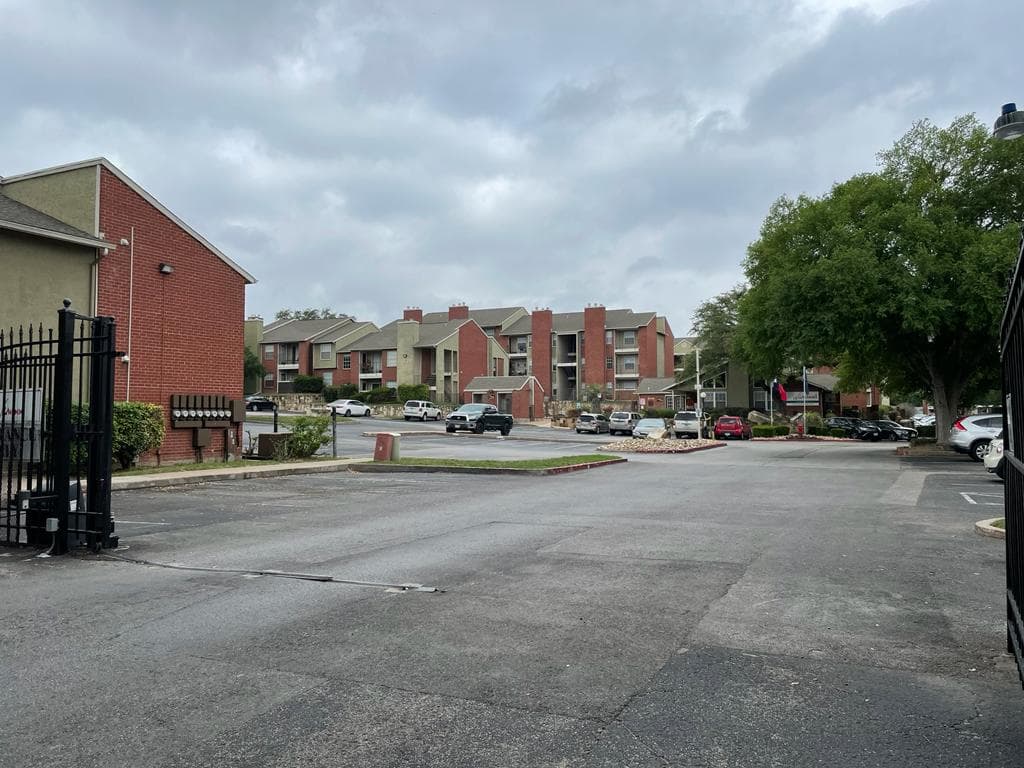 Varios testigos dijeron a los oficiales que vieron a una persona corriendo desde la escena hacia un apartamento.