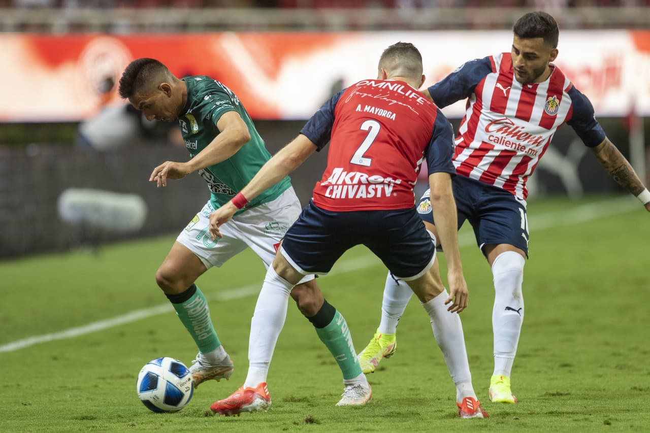 Wiliam Tesillo, Elías Hernández y Santiago Colombattose encargan de batir a Toño Rodríguez, le dan la victoria 0-3 a León sobre Chivas y consiguen mantener su segunda posición en la tabla.