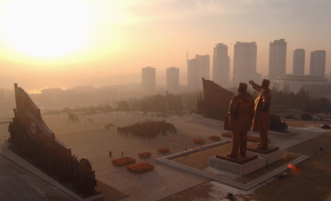<b>El gran monumento en la colina de Mansu. </b>Varias edificaciones y centenares de estatuas que celebran la historia del régimen comunista de Corea del Norte fueron dispuestas en una gran plaza. En el centro del monumento, un lugar casi sagrado para los norcoreanos, están dos inmensas estatuas de bronce de los 'líderes supremos' norcoreanos fallecidos, Kim Il Sung y Kim Jong Il. Las figuras tienen alrededor de 66 pies de altura (20 metros).