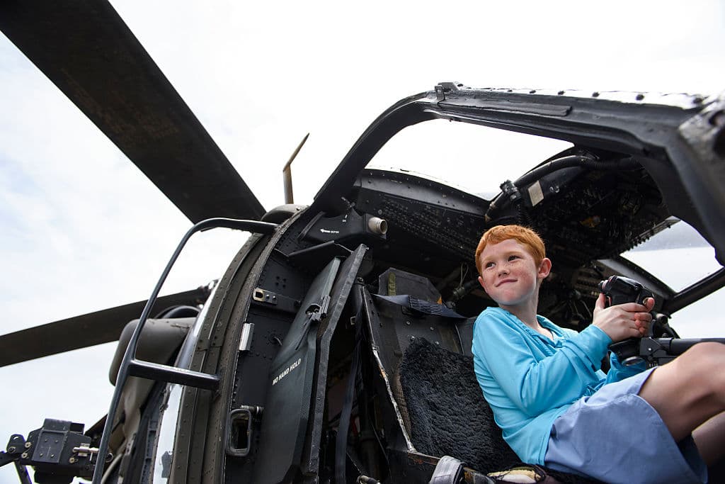 La conmemoración del 250.º aniversario del Ejército de Estados Unidos, en Carolina del Norte, fue programada previamente y el evento permitió que las familias de quienes trabajan en la base de Fort Bragg interactuaran con los equipos que los militares utilizan a diario.
<br>
<br>Una de las trabajadoras declaró a la agencia AP que habría preferido que Trump hablara sobre la situación en Los Ángeles, en otro escenario: "Pensé que
<b>era mejor dejar eso para una conferencia de prensa</b>, que para lo que estábamos celebrando este día”.
