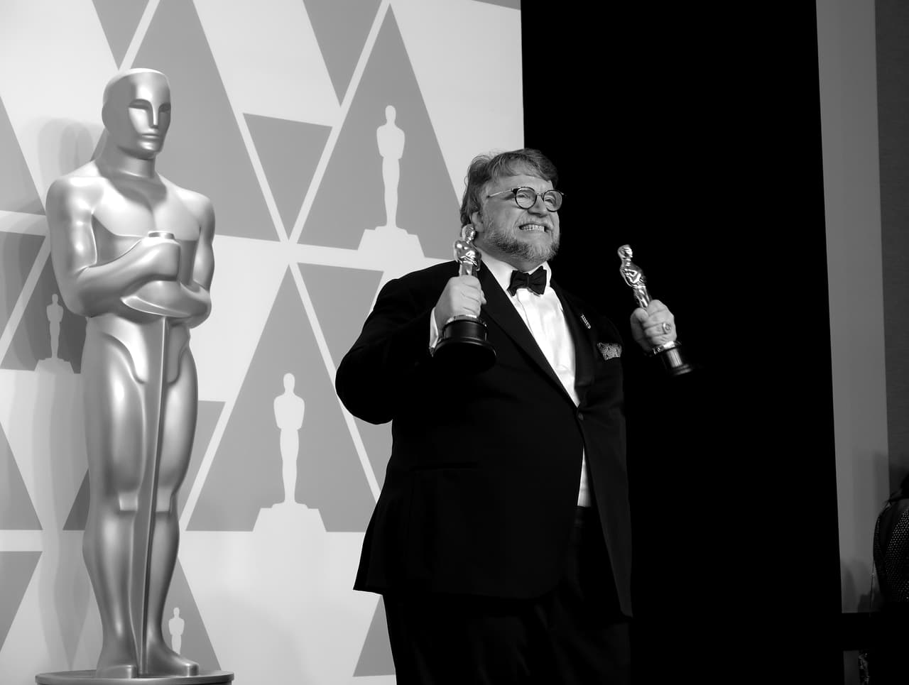 “Soy un inmigrante como Alfonso (Cuarón) y Alejandro (González Iñárritu), mis compadres, como Gael y Salma y muchos de ustedes y en los últimos 25 años he estado viviendo en un país propio”, dijo inicialmente Del Toro.
<br>
<br>