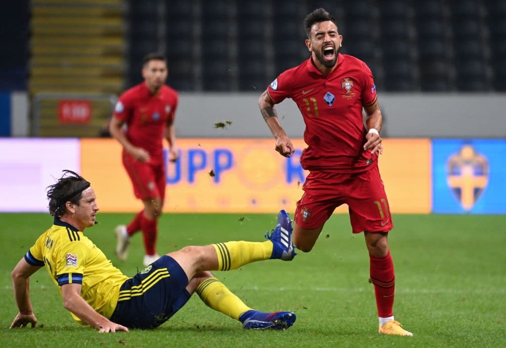 La primera ocasión es para el equipo sueco. Cabezazo desviado del delantero del Krasnodar.