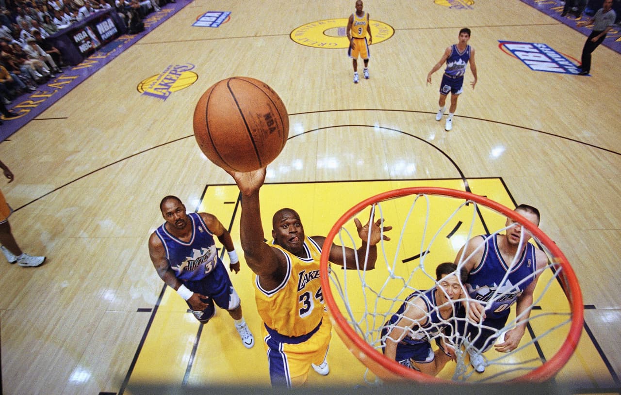 Shaquille O’Neal #34 y #32. Tres veces campeón con Los Ángeles Lakers y una más con el Miami Heat, ambos equipos retiraron los números que usó. Salón de la fama y rapero por gusto.