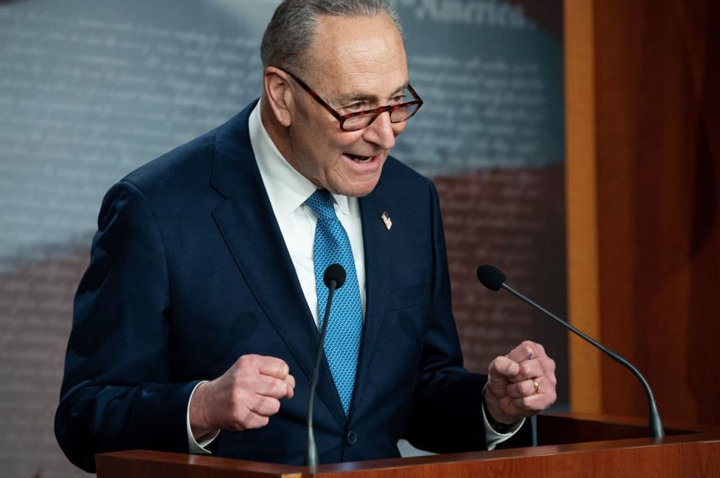 El líder de la minoría del Senado de EE. UU., Chuck Schumer, demócrata de Nueva York, habla durante una conferencia de prensa en el Capitolio de EE. UU. En Washington, DC, 6 de enero de 2021.