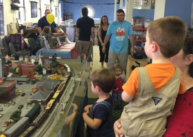 <b><a href="https://www.facebook.com/fascinate.u.museum/" target="_blank">Fascinate-U Children's Museum</a></b>. El museo es una fundación sin fines de lucro ubicada en el corazón de Fayetteville y que por más de dos décadas ha ofrecido un lugar seguro en donde los niños pueden explorar, descubrir y aprender los diferentes oficios de una ciudad mediante juegos y la interacción con otros niños.