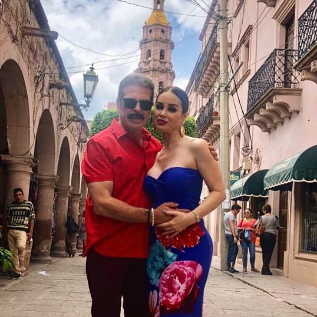El actor festejó el galardón junto a su
<b><a href="https://www.univision.com/entretenimiento/celebridades/sergio-goyri-derrocha-amor-con-su-nueva-novia-a-quien-le-lleva-10-anos-fotos">pareja Lupita Arreola.</a></b> "Es un premio muy especial para mi mujer y para mí porque es un reconocimiento que nos hace la comunidad latina avecinada en Nueva York y sus alrededores", dijo a la publicación mexicana.