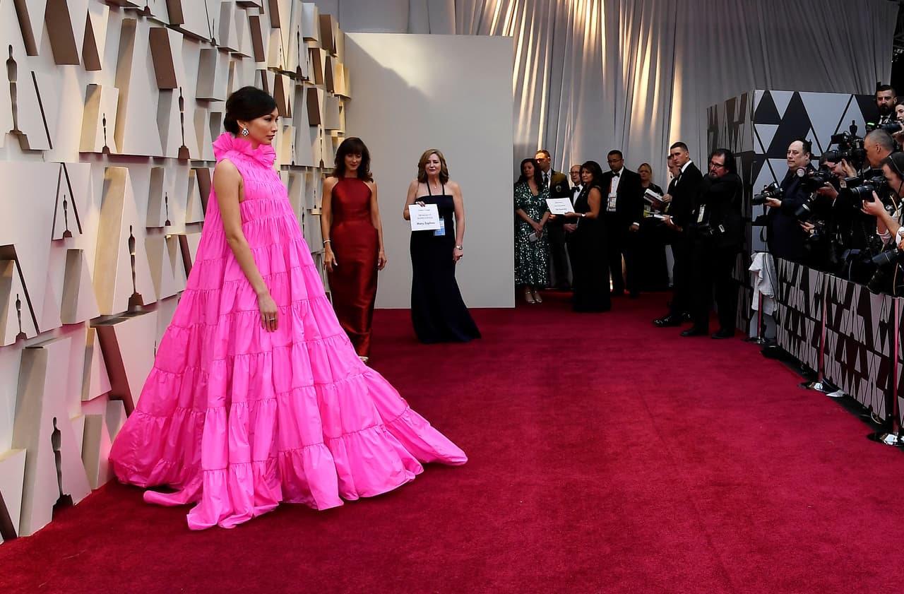 <b>Lo mejor: </b>El enorme vestido rosa neon de Gemma Chan de 'Crazy Rich Asians' confeccionado por la casa Valentino.