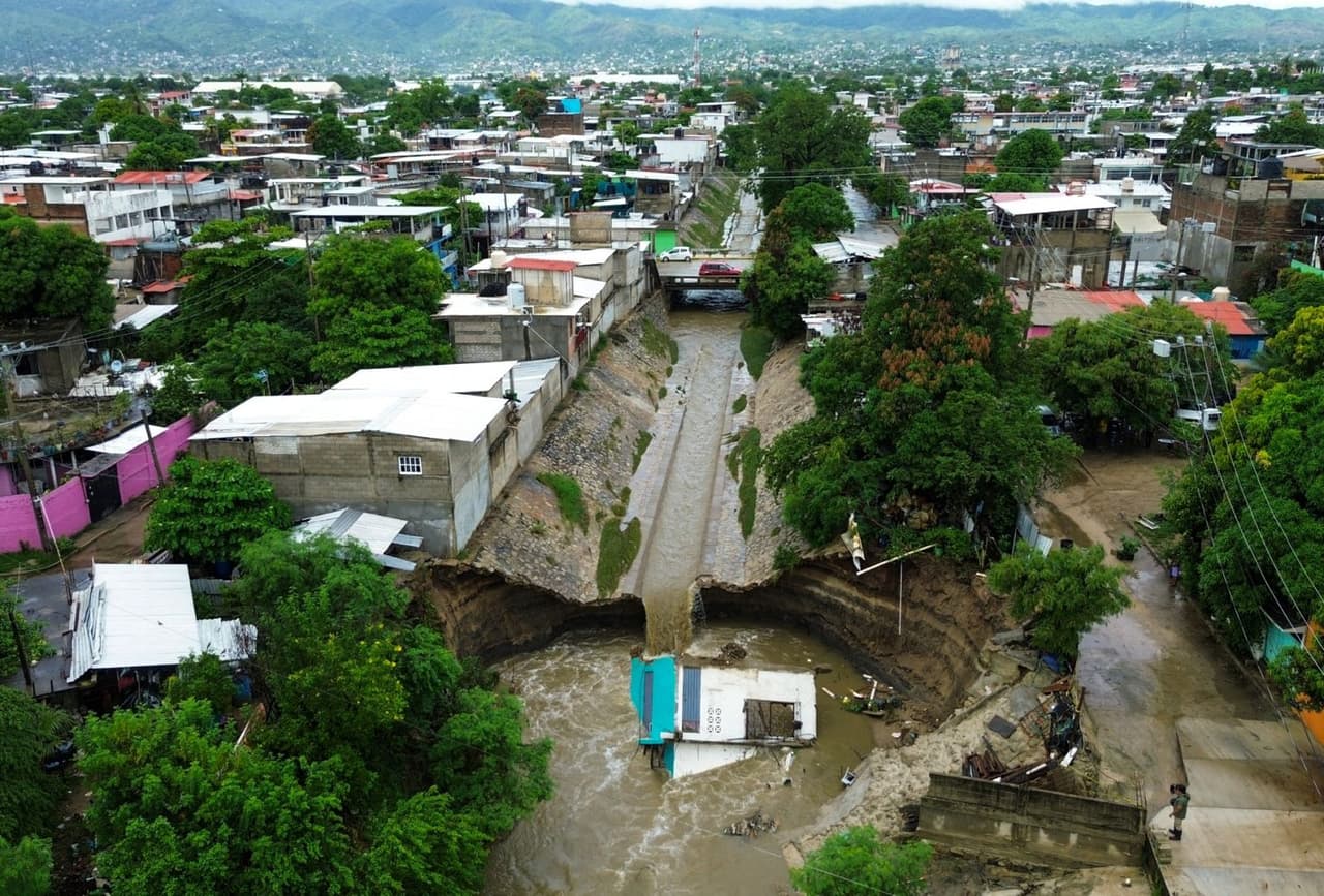 Esta vista aérea muestra una casa arrasada por las fuertes lluvias antes de la llegada del huracán Simón a Acapulco, estado de Guerrero, México, el 10 de octubre de 2026.
