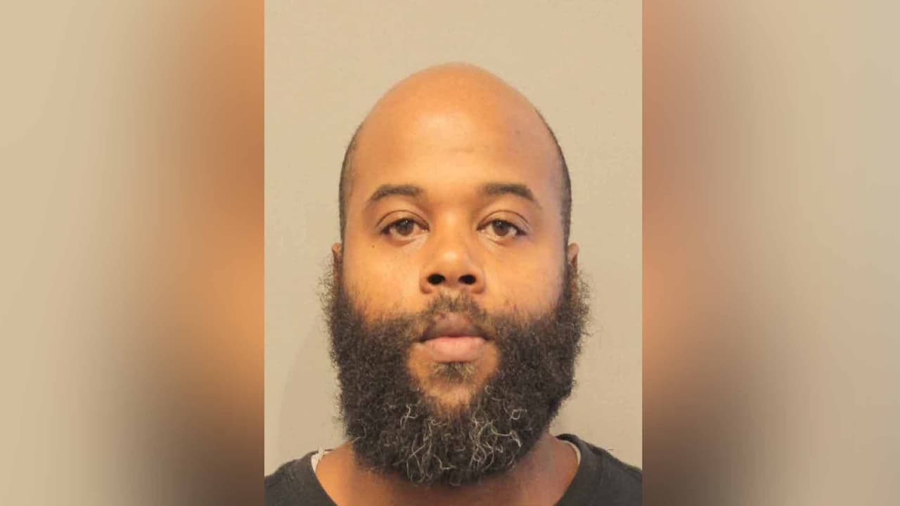 Gerald Jamal Colomb, de 34 años, indicó que tiene y opera su propio negocio, un camión de comida y además es entrenador voluntario de fútbol y baloncesto para niños en el área de Houston.