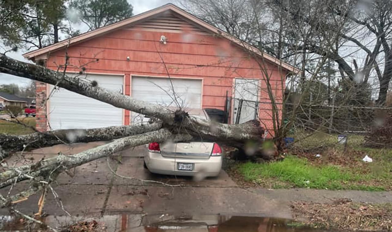 A los tres minutos de recibir la alerta en sus teléfonos sobre el tornado, sintieron el impacto. "Todo crujía, bien feo", dijo.