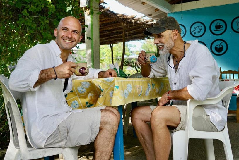 Esto tiene que ver con su calvicie y estatura: "Yo creo que un poco el aspecto físico, es un cuate (muchacho) bajito de estatura, pelón, creo que todavía los productores no ven en la calle un montón de pelones", explicó.
<br>