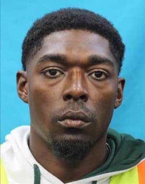 Por la captura de
<b>Brandon Troy Hartfield </b>la recompensa asciende a 5,000 dólares.
<br>
<br>Hartfield tiene lazos con el condado de Bexar,
<b>incluyendo la ciudad de San Antonio, Texas</b>.
<br>
<br>Su
<b>expediente criminal consiste en condenas por robo agravado y robo de una casa. </b>
<br>
<br>El 27 de agosto de 2024, en el condado de Bexar, se ordenó su arresto por
<b>agresión sexual a un menor</b>. Ese mismo día, la Junta de Indultos y Libertad Condicional de Texas emitió una orden de arresto en su contra, por
<b>violación de la libertad condicional</b>.