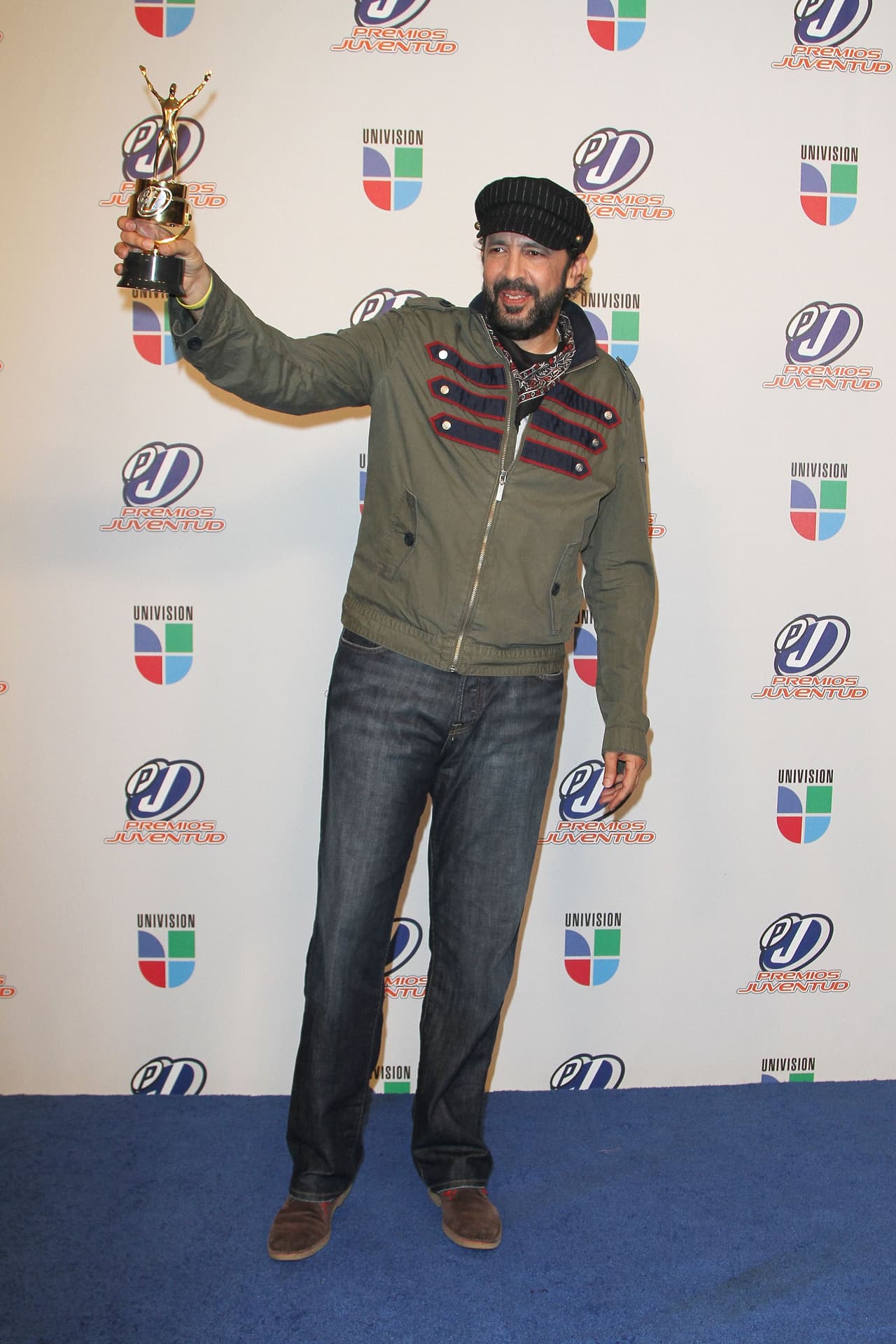 El cantante se llevó a casa el galardón Ídolo de Generaciones.