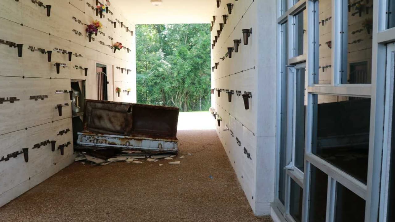 Abren dos tumbas y dejan un féretro afuera en un cementerio al oeste de Houston