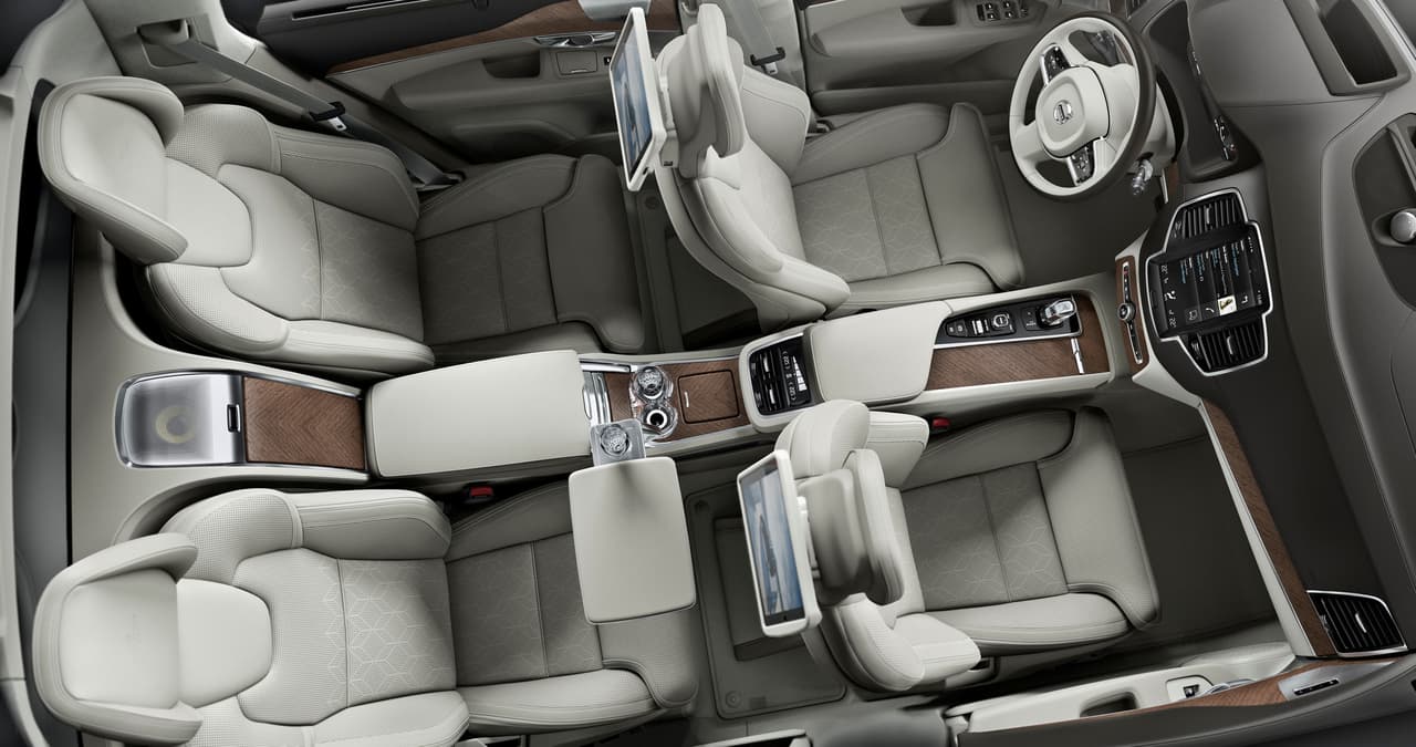 Esta panorámica de la cabina de la La Volvo XC90 Excellence muestra el lujo y la conveniencia del espacio interior.