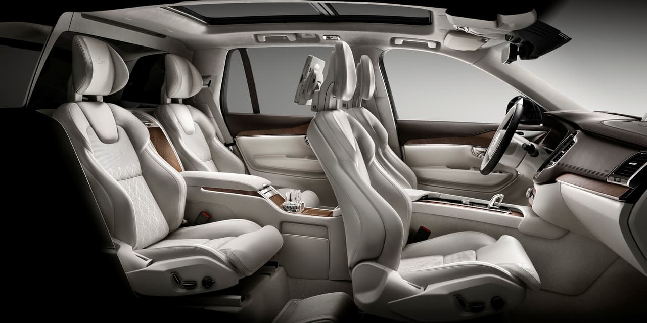 El espacio de pasajeros en la Volvo XC90 Excellence está separado totalmente del espacio de carga.