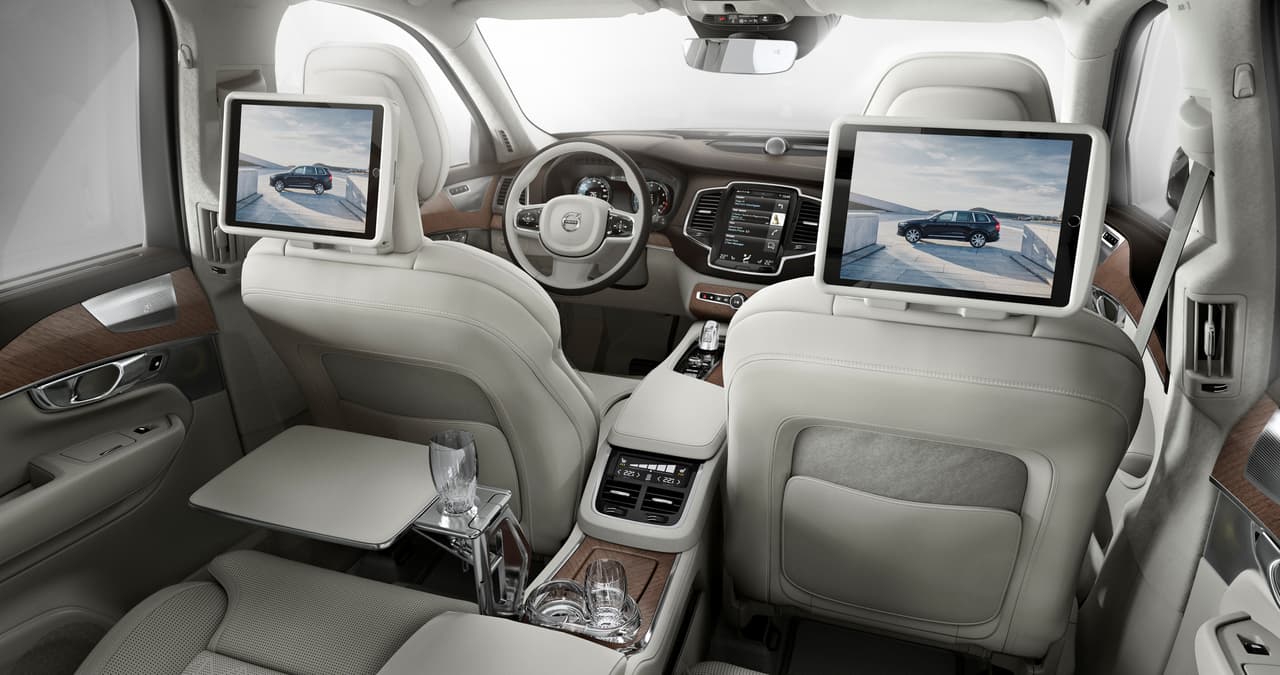 Cada uno de los pasajeros de la Volvo XC90 Excellence tienen a su disposición una pantalla de control retraible, sensible al tacto, que si bien Volvo no explica para que sirven no es difícil imaginarse que las funciones usuales de información y entretenimiento estarán presentes.