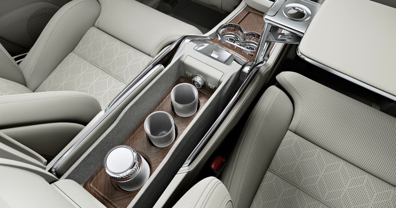 La consola central trasera de la Volvo XC90 Excellence cuenta con portavasos y portabotellas calentables y refrigerables.