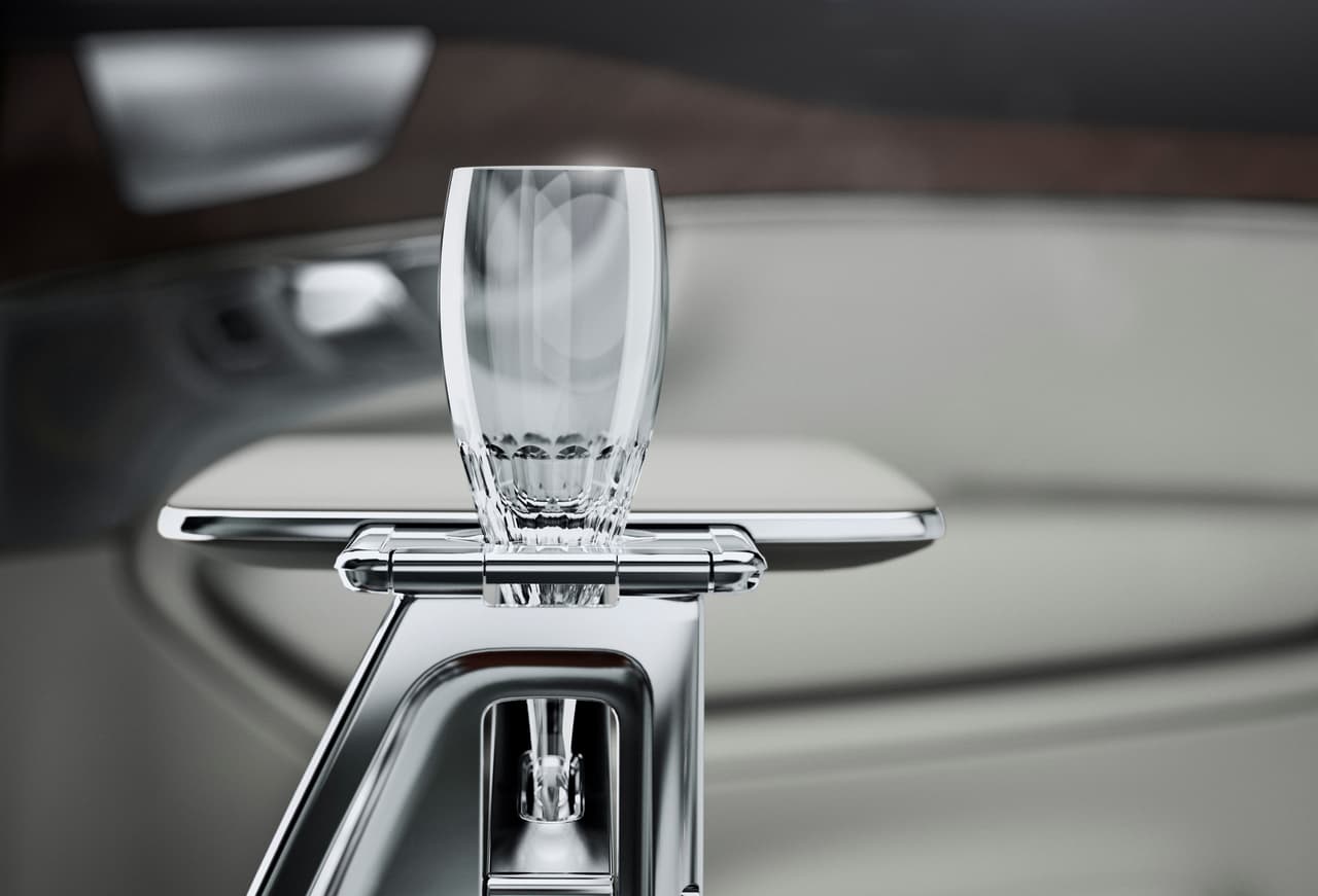 Copas de champaña de cristal Orrefors son parte del equipo de norma de la Volvo XC90 Excellence