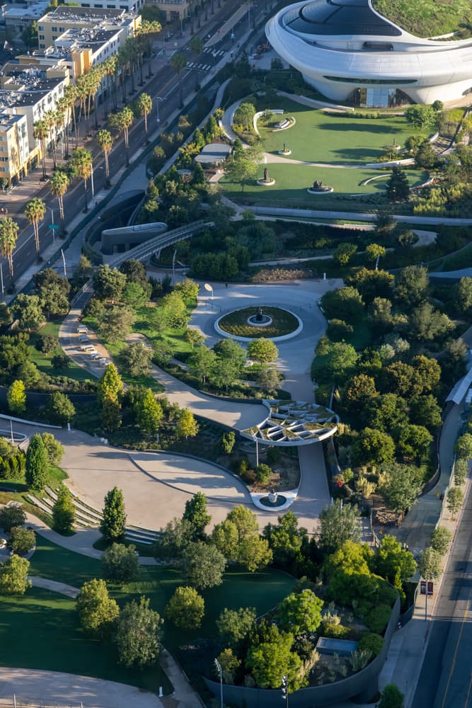 Los nuevos espacios exteriores incluyen más de 300 árboles, además de un anfiteatro, una pradera, un jardín colgante y 10 esculturas monumentales.