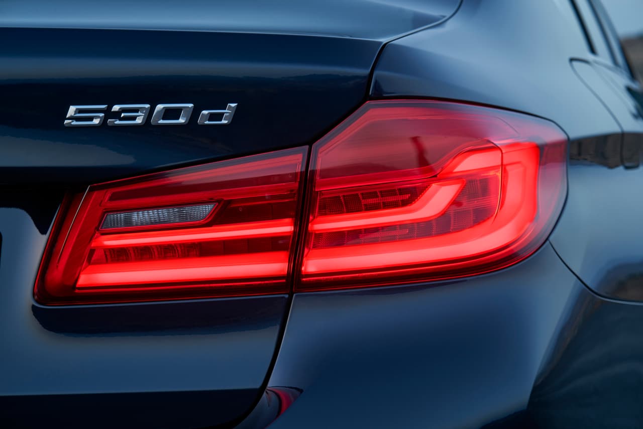 El 530d, una de las versiones diésel del BMW Serie 5 Sedán, cuenta con un seis cilindros de 3.0 litros que genera 265 caballos de fuerza, y 457 libras-pie de torque.