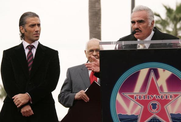 Como muy pocos artistas, Don Chente fue honrado doble en Hollywood, cuando su hijo Alejandro Fernández también recibió su estrella en el famoso paseo en Los Ángeles.