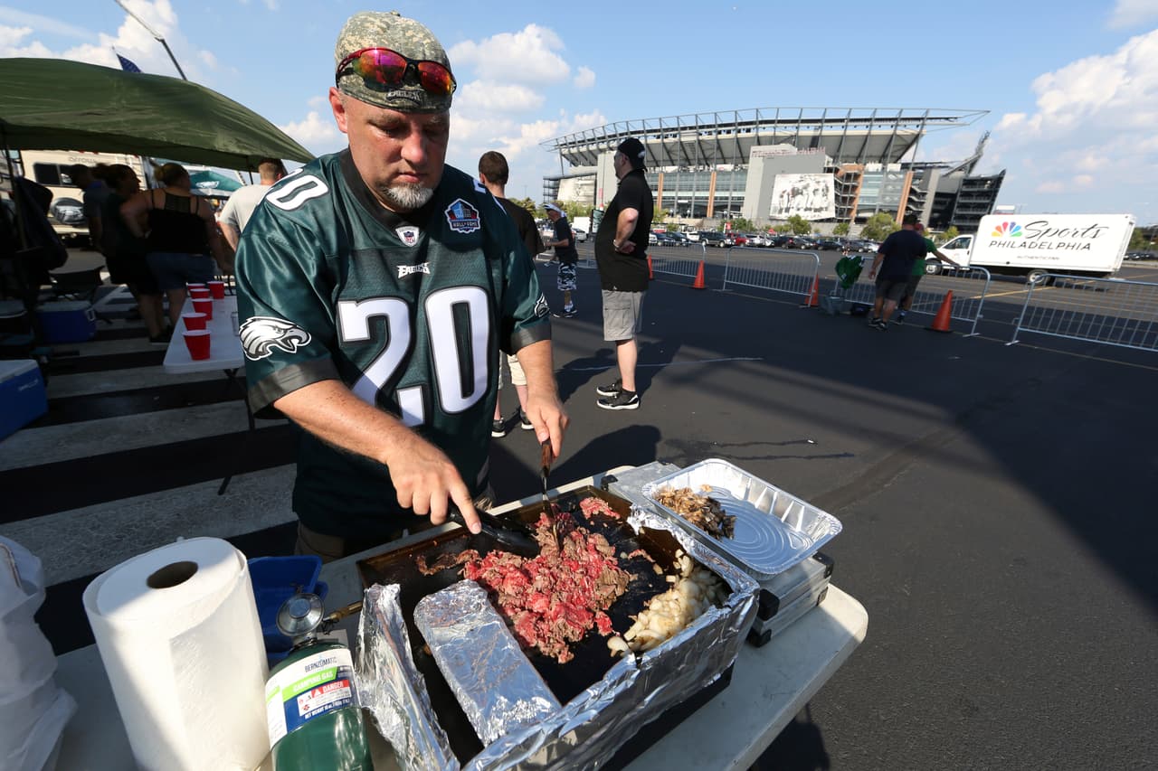 Un aficionado estaba preparando, probablemente, el afamado sandwich 'Philly Cheese Steak', con la casa de las Águilas de fondo, unas horas antes del kickoff de la temporada 2018.