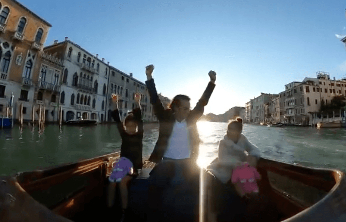 En un video se puede ver al actor sentado en la orilla de una góndola junto con sus niñas.