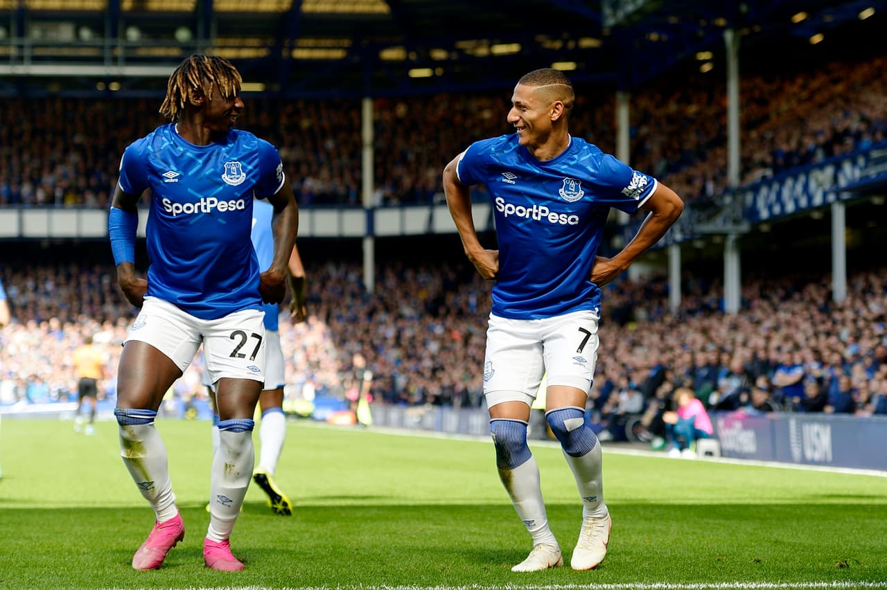 Everton celebra su primer gol.