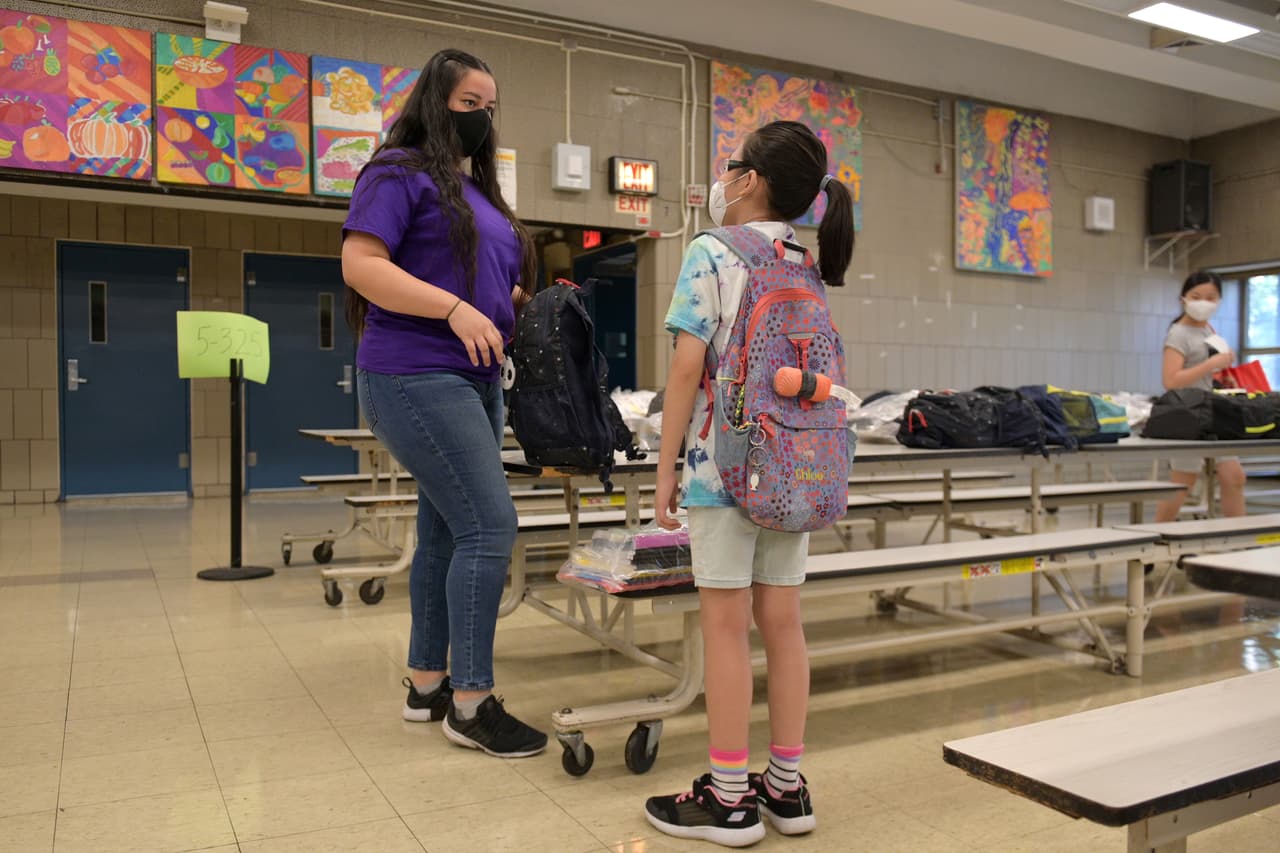 "Aprendizaje mixto": revelan el plan para reabrir las escuelas de NYC en septiembre