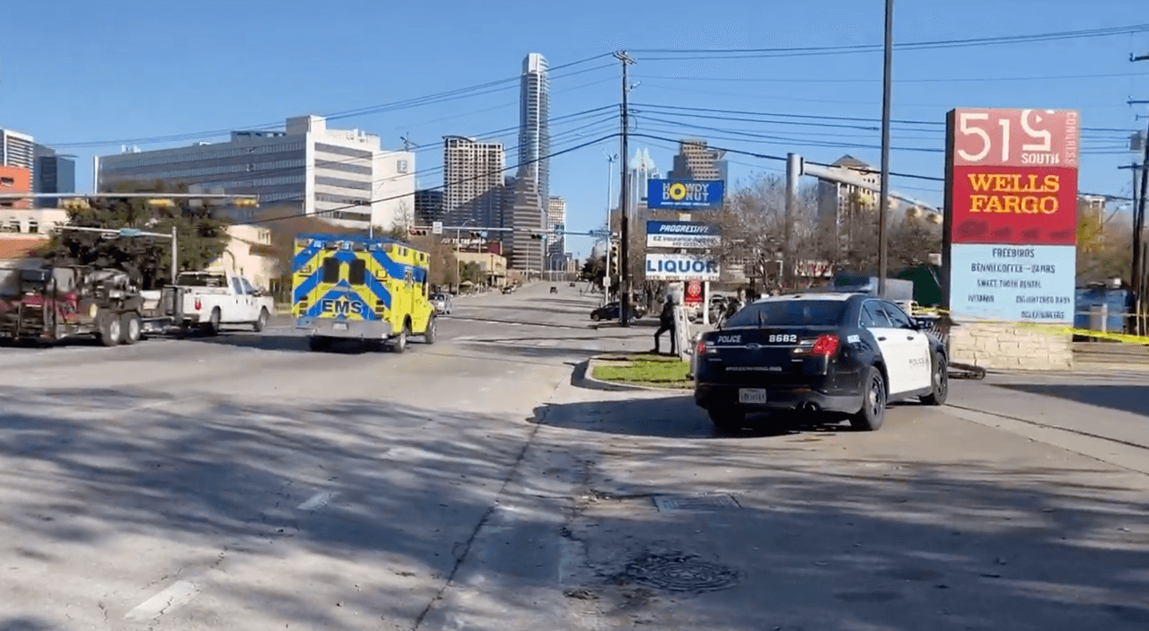 Las autoridades dijeron que el incidente comenzó cuando un hombre en una aparente crisis mental fue detenido por personas en el centro comercial.
<br>
<br>El hombre luego corrió dentro de un negocio y comenzó a apuñalar a personas de manera aleatoria.