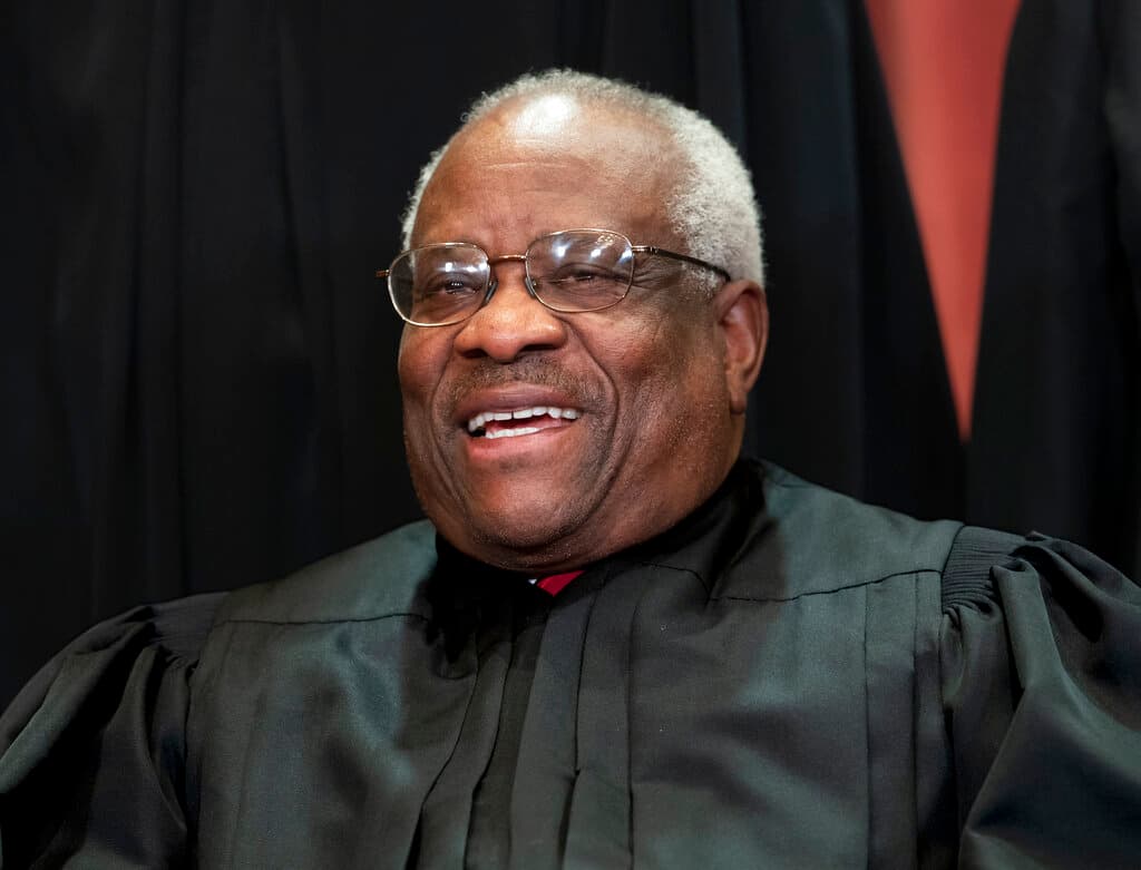 El juez de la Corte Suprema Clarence Thomas aparece en una foto de grupo de los integrantes del máximo tribunal en el edificio de la Corte Suprema, en Washington, en esta foto de archivo del 30 de noviembre del 2018.