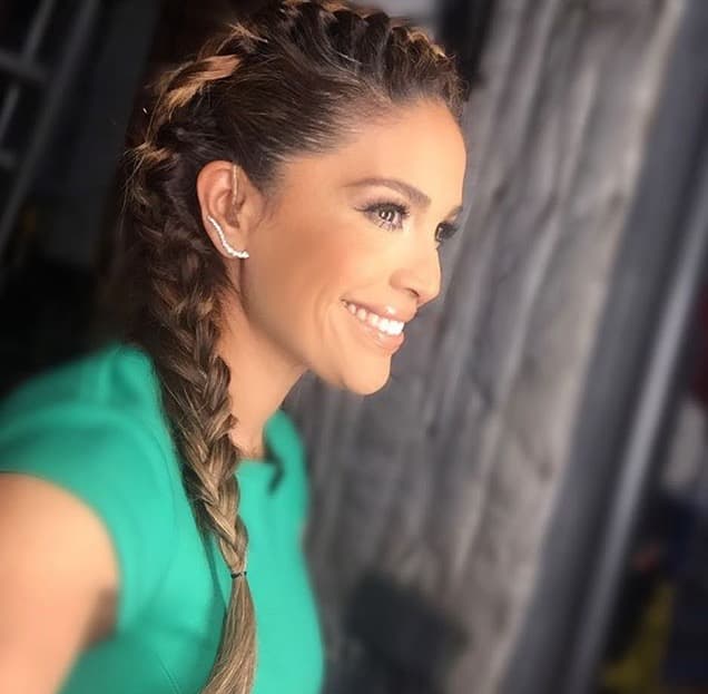 Karla Martínez siempre nos sorprende con sus peinados y en esta ocasión lució esta bella trenza de lado.