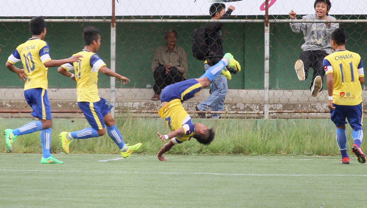 Peter Biaksangzuala durante un partido en la India murió luego de un golpe durante esta celebración que lo dejó con serias lesiones en la columna vertebral.